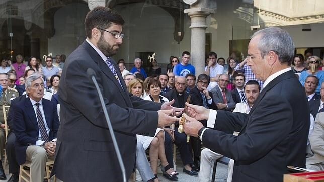 Sánchez Cabrera (izq), el candidato no oficial del PP, toma posesión como presidente de la Diputación de Ávila