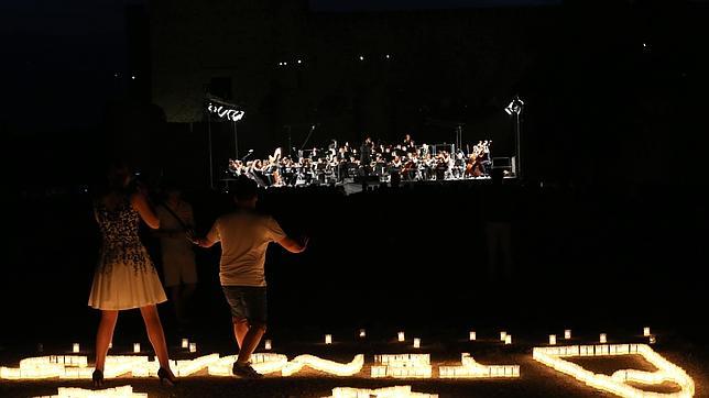 Conciertos de las Velas en Pedraza, con la villa medieval segoviana iluminada por miles de candelas