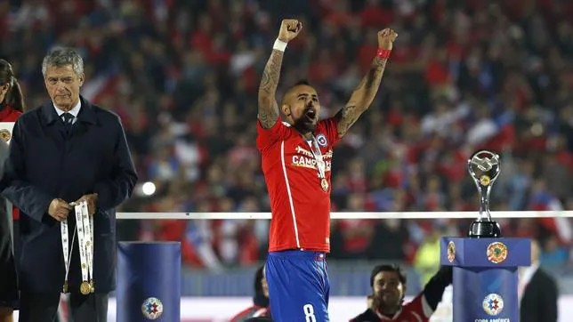 Vidal celebra el triunfo. Ángel María Villar está a su derecha