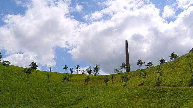 El parque Etxebarria con su característica chimenea