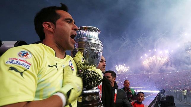 Claudio Bravo figura en el once de los mejores de la Copa América