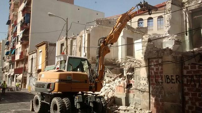 El Ayuntamiento de Alicante inicia el derribo de varios inmuebles ruinosos de la calle Valencia