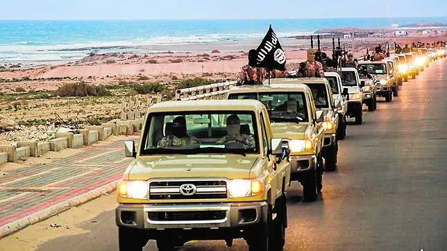 Una imagen propagandística de EI muestra a sus milicianos en la ciudad de Sirte