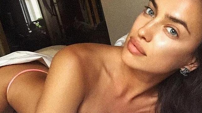 Irina Shayk enciende las redes sociales con una fotografía en topless