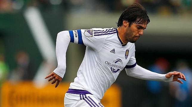 Kaká pisotea a un rival en la MLS