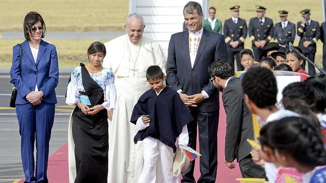 El Papa Francisco aterriza en Ecuador acompañado del presidente Correa