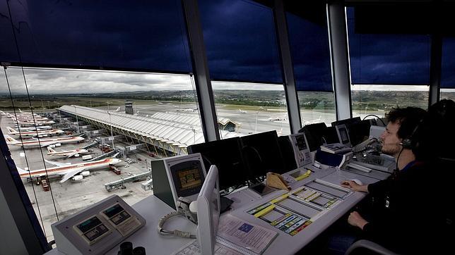 Los controladores piden a Enaire servicios mínimos del 50% para sus paros