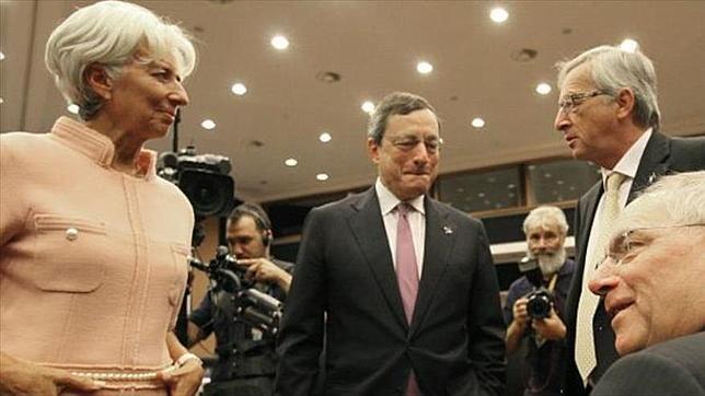 La directora gral. del FMI, Christine Lagarde; el presidente del BCE, Mario Draghi (centro); y el de la CE, Jean Claude Juncker