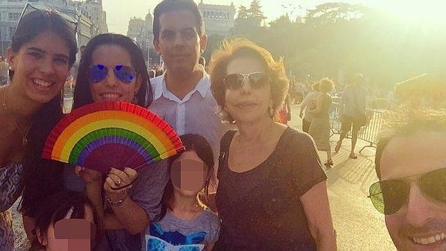 Patricia Llosa junto a sus hijos en el Orgullo Gay de Madrid
