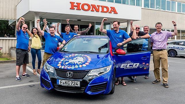 Los felices ingenieros a su llegada tras 25 días conduciendo su Honda Civic Tourer