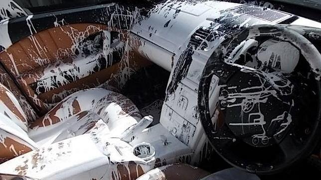 Un Maserati destrozado por un bote de pintura