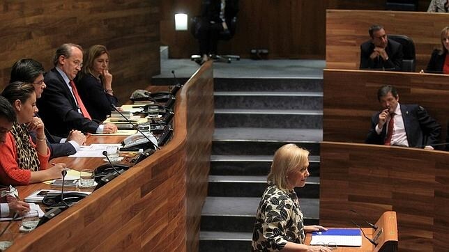 Mercedes Fernández interviene durante laprimera votación de investidura en Asturias, que terminó en empate entre PP y PSOE. Al fondo, el candidato socialista Javier Fernández