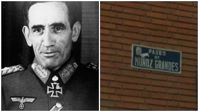 Fotografía de Muñoz Grandes y la placa de la calle en su honor