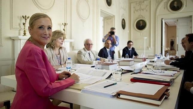 Cristina Cifuentes prevé ahorrar 2 millones con la poda de su Administración