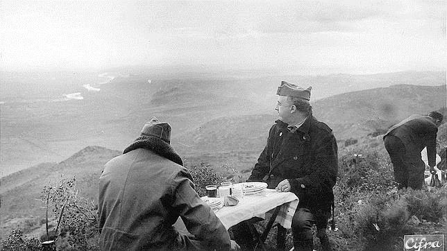 El general Fidel Dávila, junto a Francisco Franco