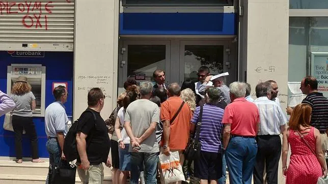 Un grupo de ciudadanos griegos piden explicaciones al director de un banco en Atenas