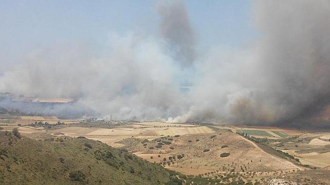 El incendio de Humanes donde la carretera CM-101 ha quedado cortada al tráfico por el humo