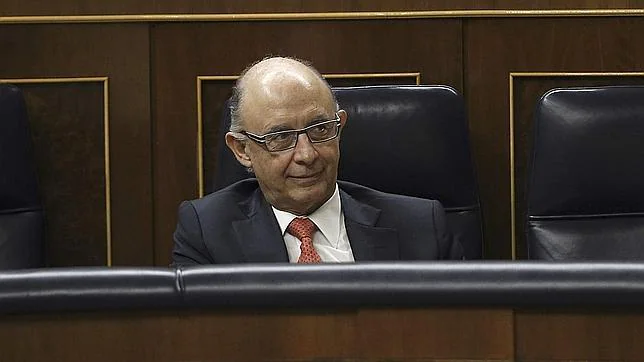 El ministro de Hacienda, Cristóbal Montoro, en su escaño durante el pleno del Congreso de los Diputados