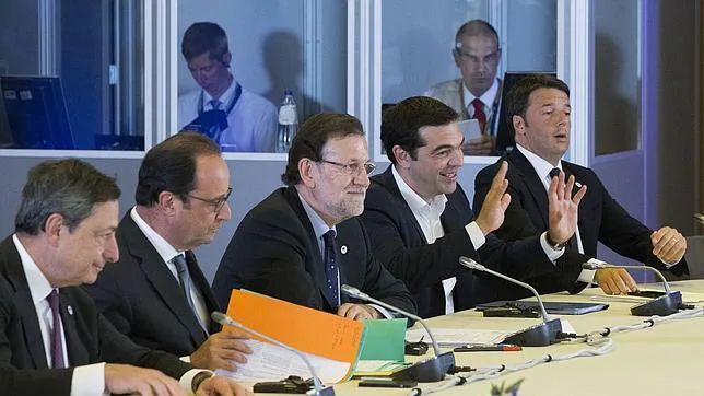 Mariano Rajoy junto a Mario Draghi, Francois Hollande, Alexis Tsipras y Matteo Renzi durante la reunión en Bruselas de este martes