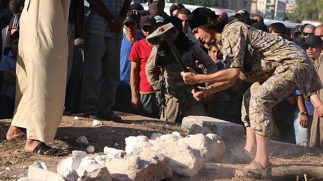 Destrucción de estatuas en Palmira, a manos de fanáticos del DAESH