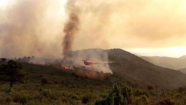 Cientos de desalojados y miles de hectáreas quemadas en incendios en cuatro comunidades