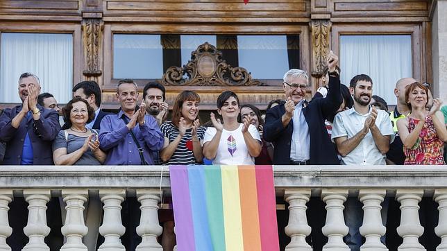 Un acto del Ayuntamiento de Valencia, con Ribó a la cabeza, en el Día del Orgullo Gay