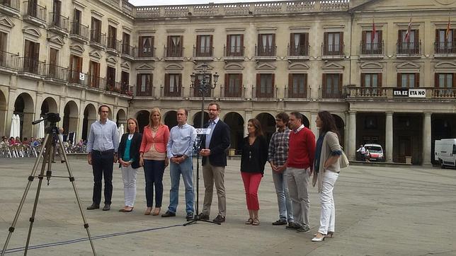 Maroto, junto al resto de ediles del PP en Vitoria, durante su comparecencia ante el Ayuntamiento