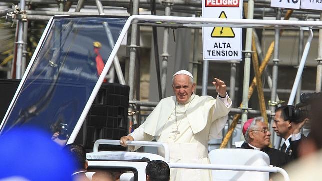Un obispo pide al Papa que les deje la «receta» de la alegría que muestra