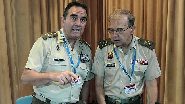 El director del Centro de Inteligencia de las Fuerzas Armadas, el general de División Francisco José Gan (i), acompañado del director del seminario, el general de Brigada Miguel Angel Ballesteros