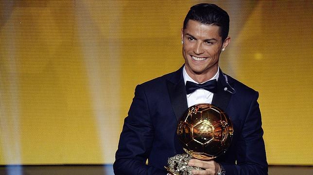 Cristiano Ronaldo posa con su último Balón de Oro en enero de 2015