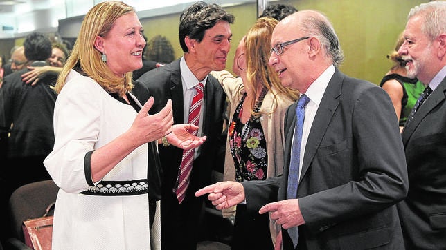 La Comunidad, la única del PP que planta cara a Montoro por el déficit