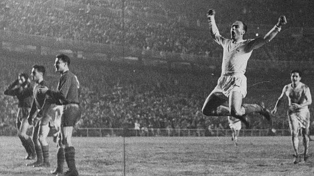 Di Stéfano celebra un gol contra el Vasas de Budapest en las semifinales de la Copa de Europa 1957-58