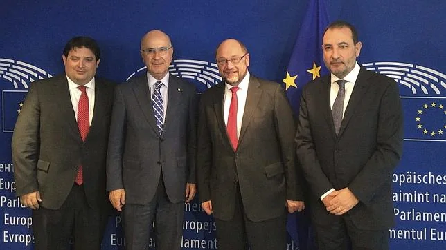 Josep Antoni Duran Lleida posan junto al presidente del Parlamento Europeo, Martin Schultz