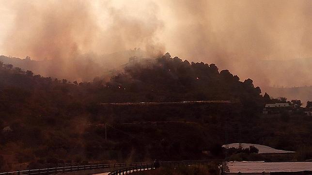 El incendio forestal declarado este miércoles entre los términos municipales de Gualchos y Lújar en Granada