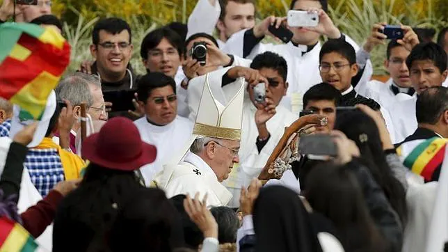 El Papa Francisco a su llegada a la plaza de Cristo Redentor en Santa Cruz de la Sierra (Bolivia)