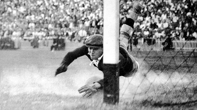Mítica parada de Zamora a disparo de Escolá en la final de la Copa de España de 1936. El Madrid venció 2-1 al Barcelona. Fue el último partido del portero con los blancos