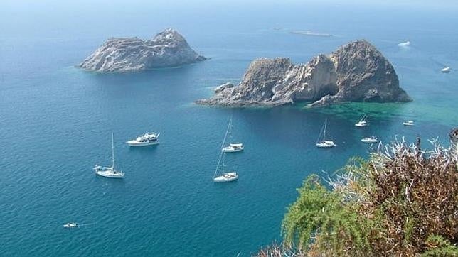 Los barcos de recreo nunca faltan junto a la costa de Palmarola