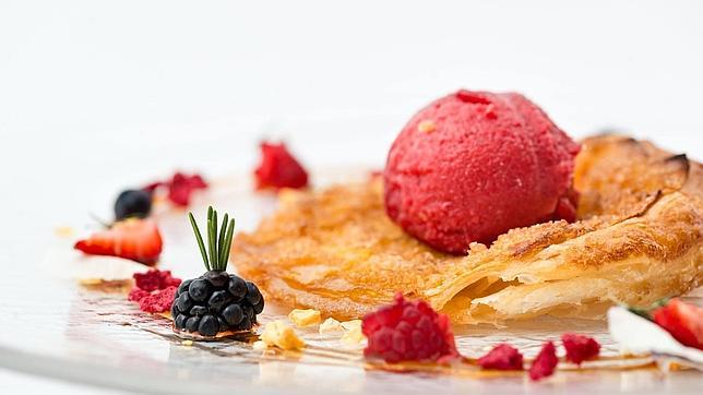 En Alfileritos 24 el postre estrella es una tarta fina de manzana caramelizada con sorbete de frambuesa