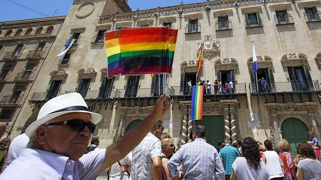 El tripartito de Alicante despliega banderas arcoiris por la «igualdad real»