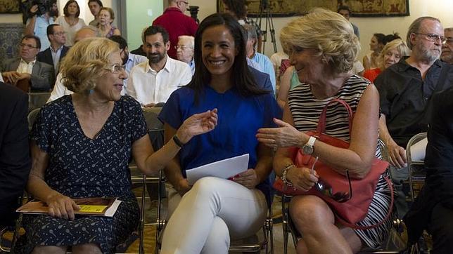 Carmena invita a Aguirre a comer ensalada y a «hablar de la vida»