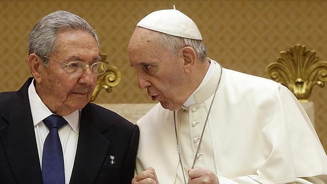 El Papa Francisco con Raúl Castro, en la audiencia en El Vaticano el pasado mayo
