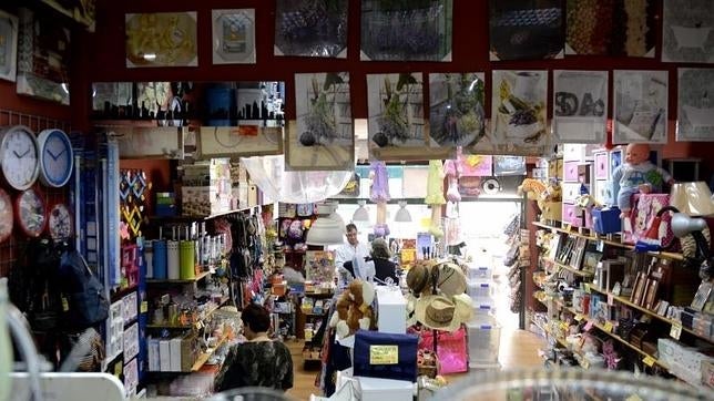 Alarma entre los comerciantes de Chamberí por una timadora embarazada