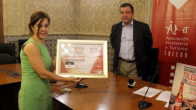 Una representante del restaurante La Flor de la Esquina recoge el premio