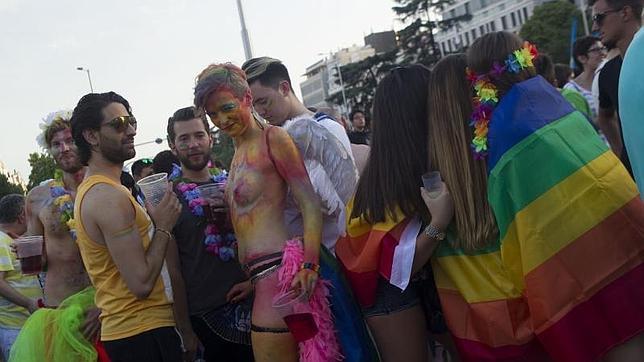Un grupo de personas en apoyo a la más reciente manifestación del Orgullo LGTB en Madrid
