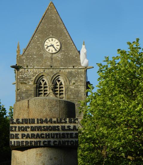 Sainte Mere Eglise. Al fondo, la estatua dedicada al paracaidista de la 82