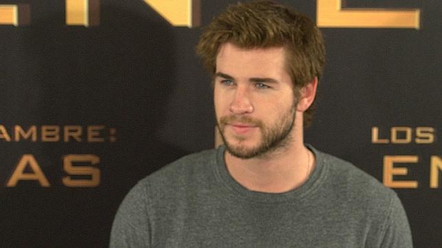 Liam Hemsworth se enfada al creer que le han confundido con su hermano