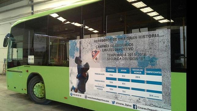 Uno de los autobuses que luce los carteles del Linares