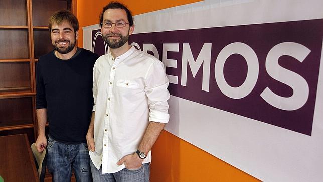 El secretario general de Podemos Asturies, Daniel Ripa, junto a Emilio León