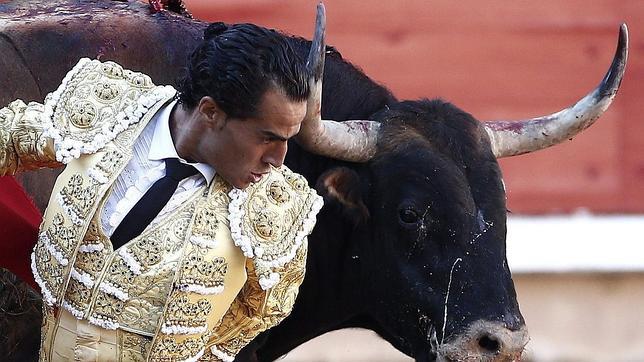 Directo: Abellán se gana la puerta grande y Fandiño sufre una fuerte voltereta en Pamplona