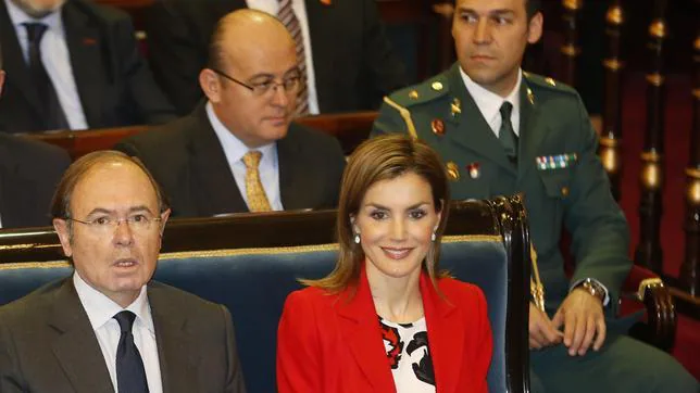 José Manuel Zuleta, sentado detrás  de la Reina durante un acto en el Senado